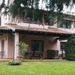 Elegante Villa bifamiliare con giardino di fronte al Parco Baio