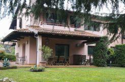 Elegante Villa bifamiliare con giardino di fronte al Parco Baio