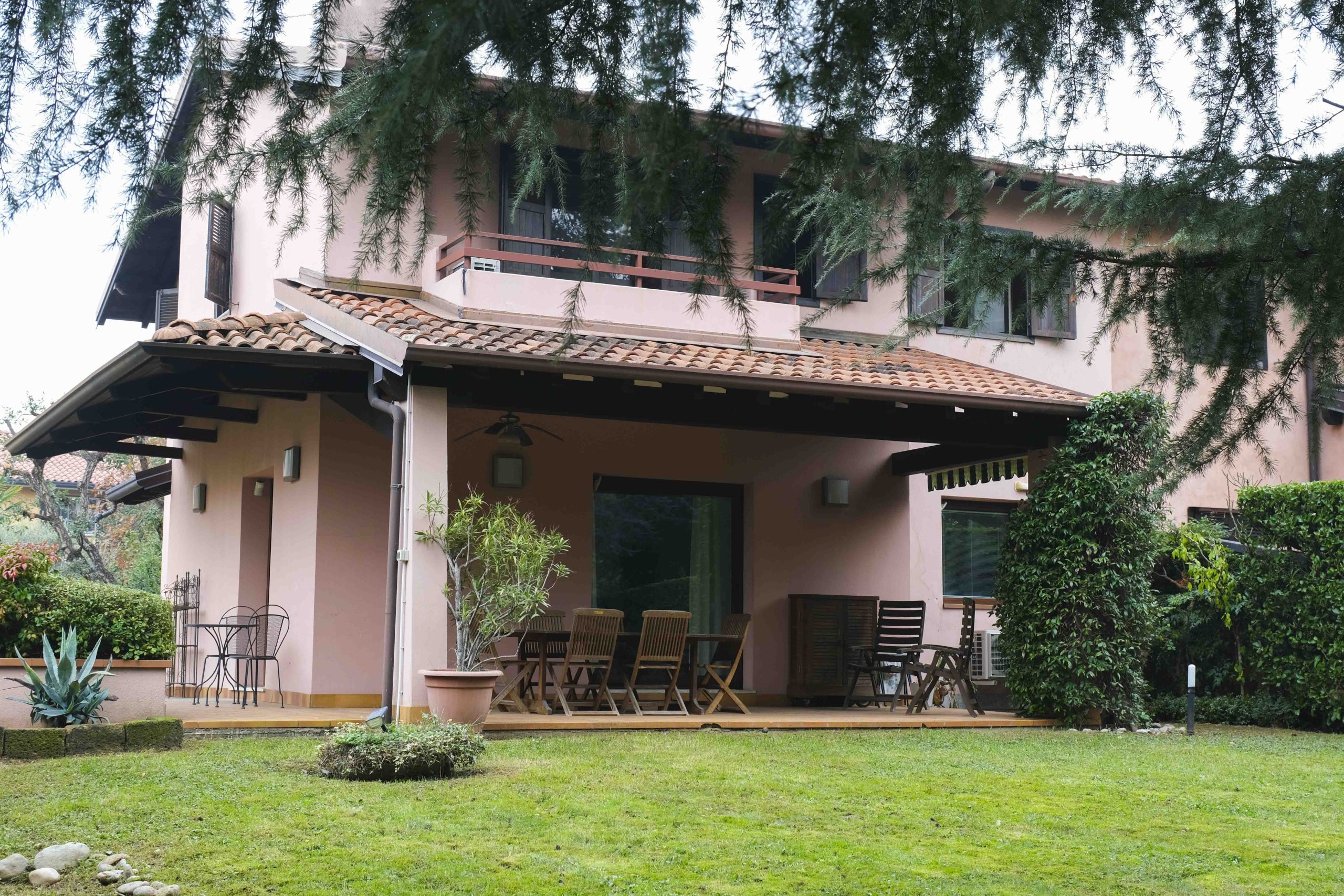 Elegante Villa bifamiliare con giardino di fronte al Parco Baio